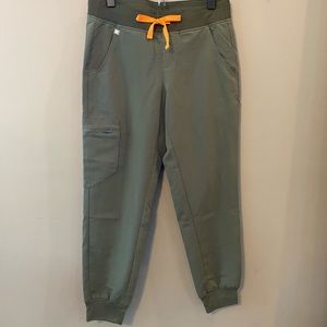 Figs Zamora Jogger Scrub Pant in Moss